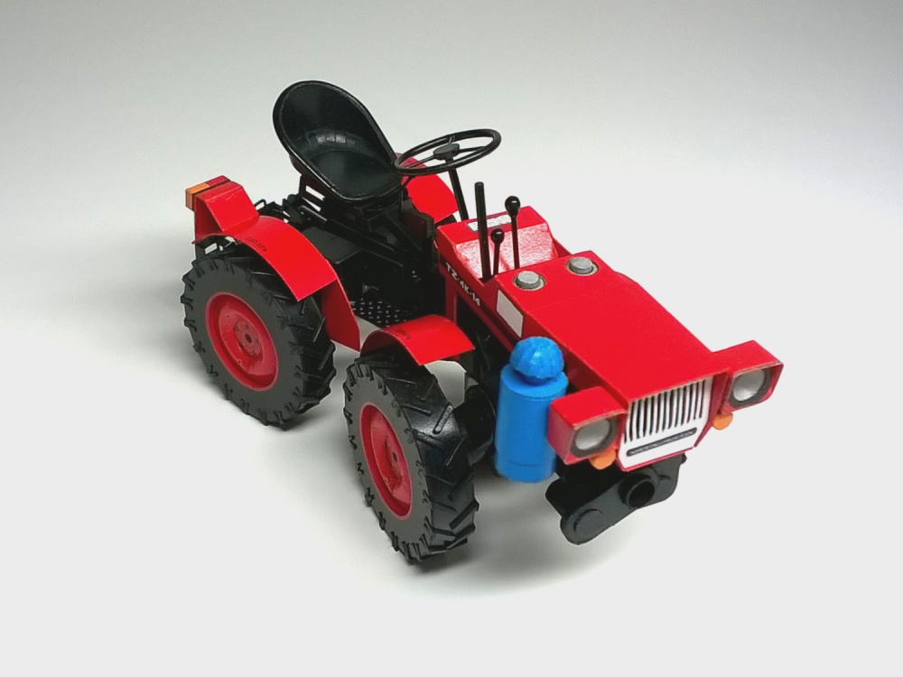 Agrostroj TK-4K-14 s nástroji (Plná velikost v novém okně) Agrostroj TK-4K-14 s nástroji