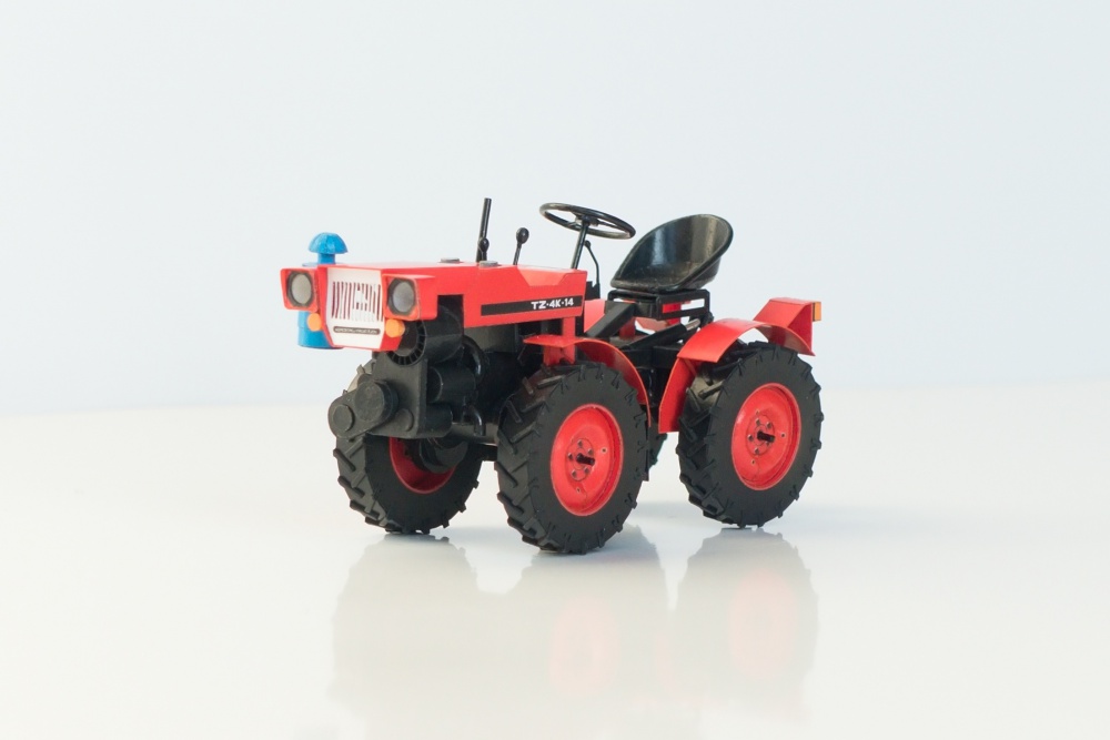 Agrostroj TK-4K-14 s nástroji (Plná velikost v novém okně) Agrostroj TK-4K-14 s nástroji