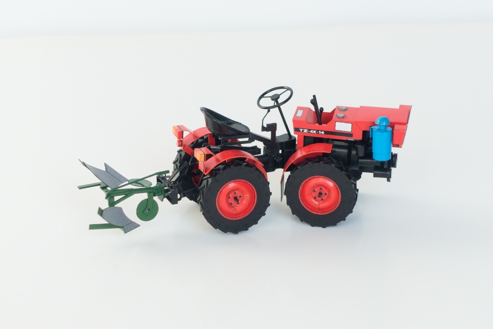 Agrostroj TK-4K-14 s nástroji (Plná velikost v novém okně) Agrostroj TK-4K-14 s nástroji