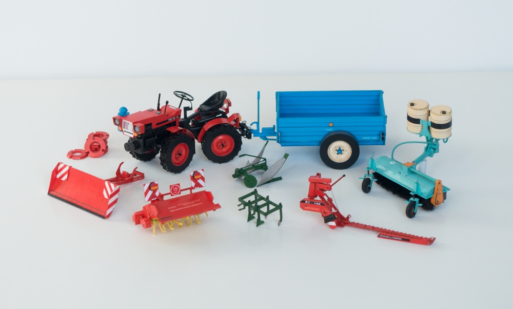Agrostroj TK-4K-14 s nástroji (Plnďż˝ velikost v novďż˝m oknďż˝) Agrostroj TK-4K-14 s nástroji