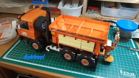 TATRA 815-2 NTH 6x6 s posypovou nádstavbou SYKO-5M a sněhovou radlicí TATRA 815-2 NTH 6x6 s posypovou nádstavbou SYKO-5M a sněhovou radlicí