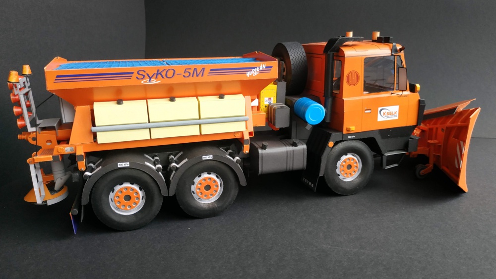 TATRA 815-2 NTH 6x6 s posypovou nádstavbou SYKO-5M a sněhovou radlicí (Plná velikost v novém okně) TATRA 815-2 NTH 6x6 s posypovou nádstavbou SYKO-5M a sněhovou radlicí