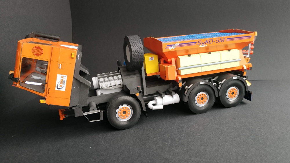 TATRA 815-2 NTH 6x6 s posypovou nádstavbou SYKO-5M a sněhovou radlicí (Plná velikost v novém okně) TATRA 815-2 NTH 6x6 s posypovou nádstavbou SYKO-5M a sněhovou radlicí