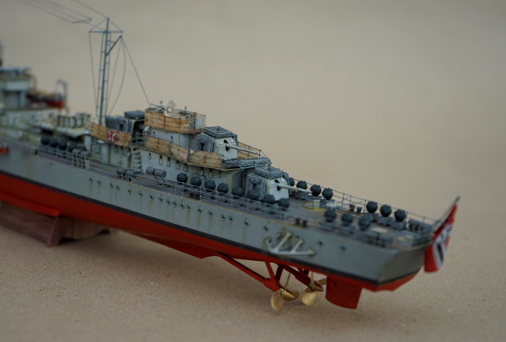 405857