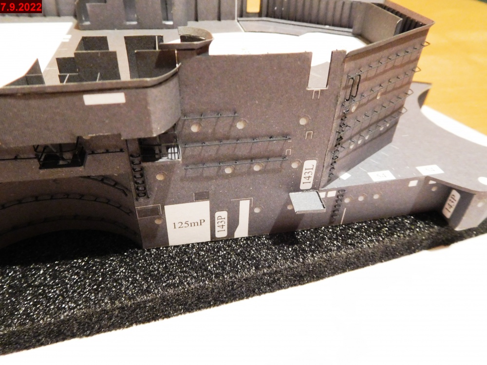 405882
