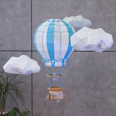 Horkovzdu�n� balon v oblac�ch