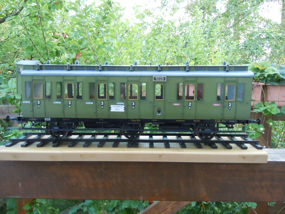 437685