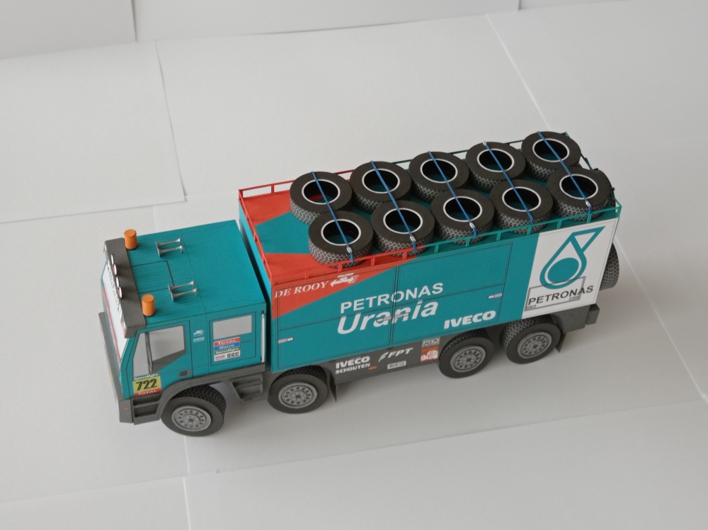 Dakar 2015 De Rooy team - závodní kamion + doprovod (Plná velikost v novém okně) Dakar 2015 De Rooy team - závodní kamion + doprovod