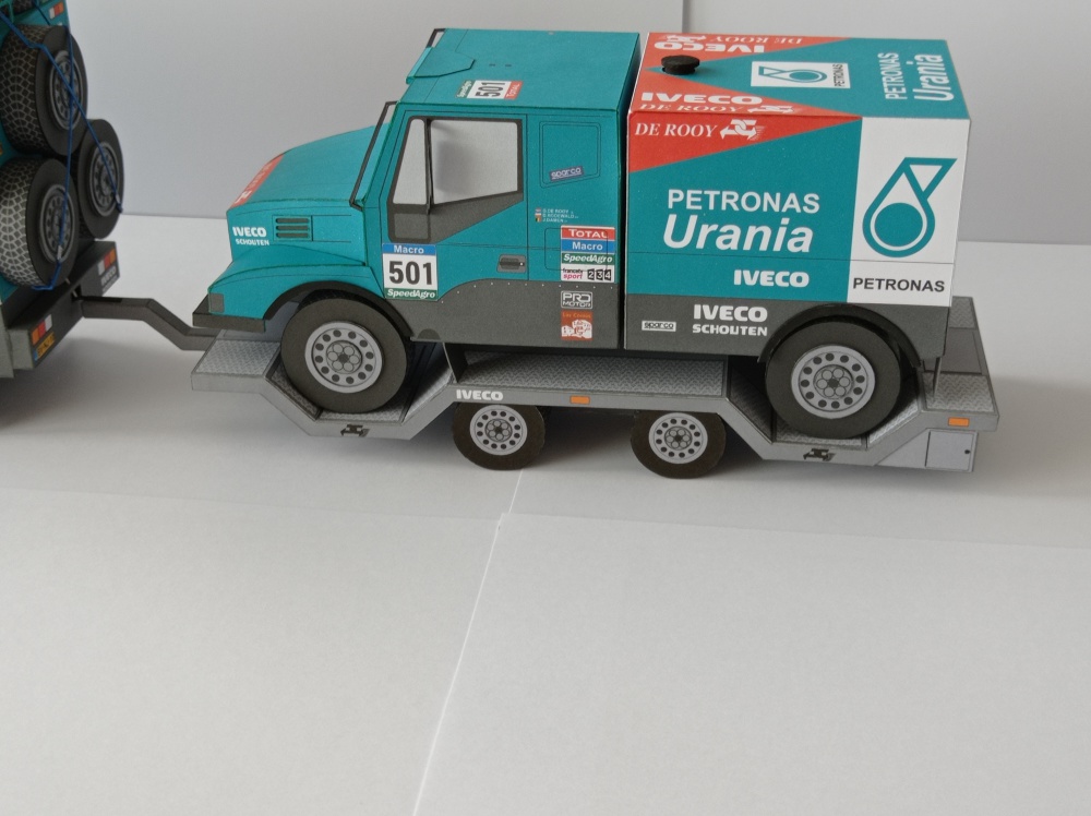 Dakar 2015 De Rooy team - závodní kamion + doprovod (Plná velikost v novém okně) Dakar 2015 De Rooy team - závodní kamion + doprovod