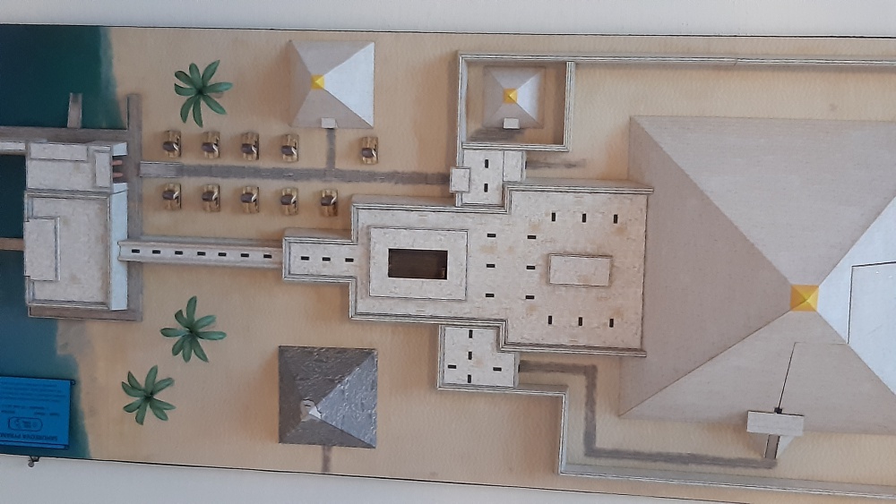 Sahureova pyramida (Plná velikost v novém okně) Sahureova pyramida