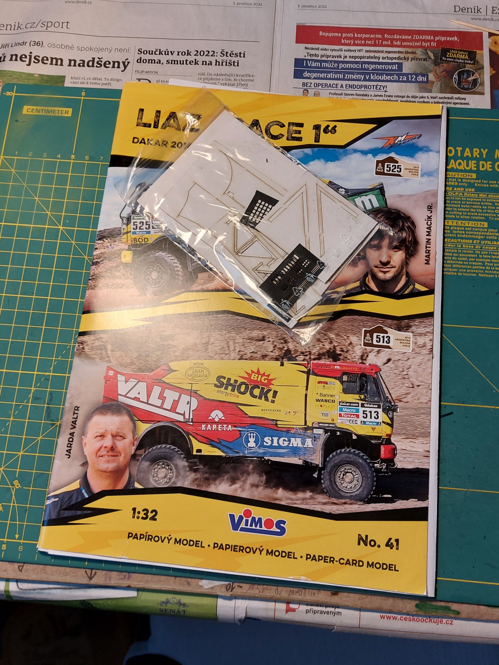 412203