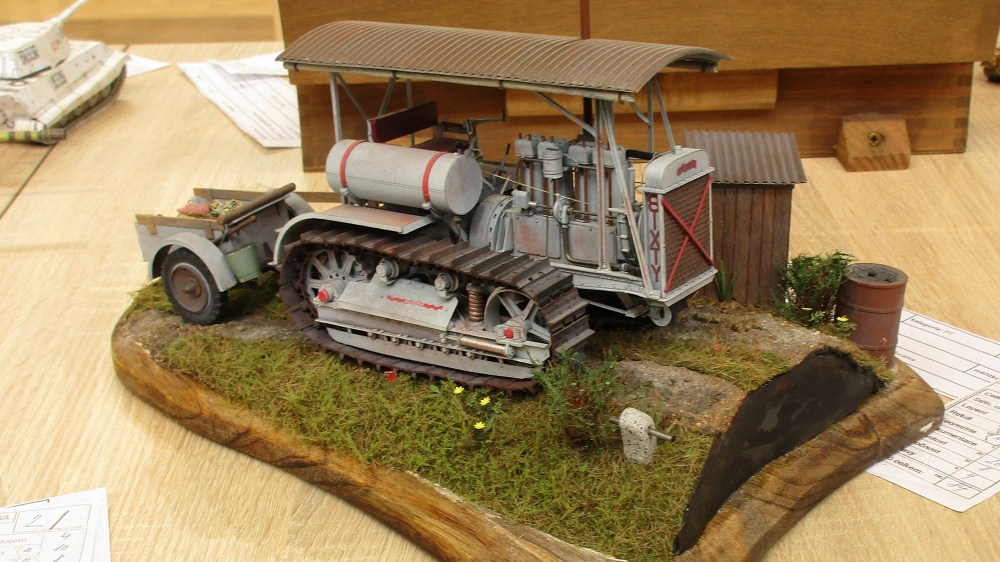 413068