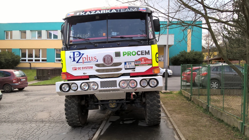413203