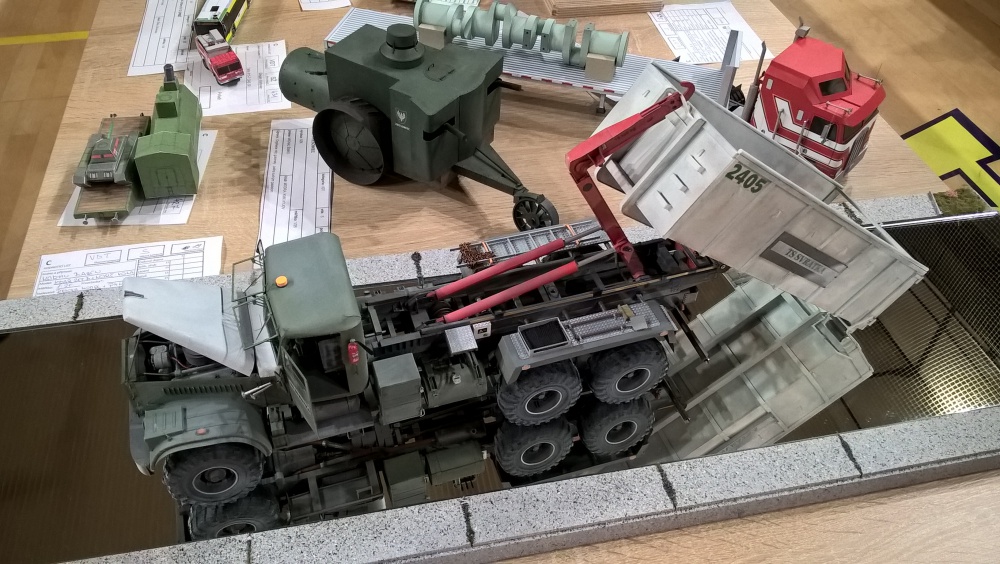 413235