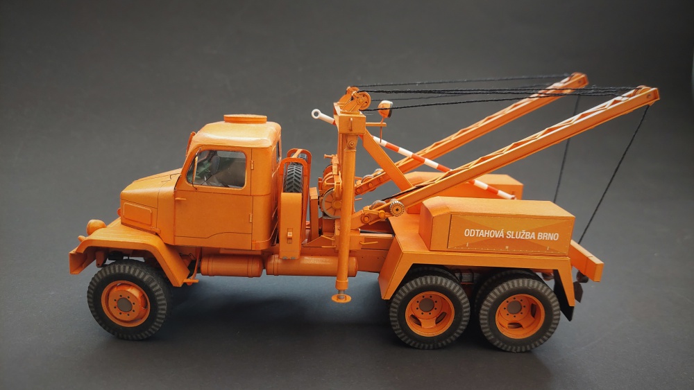 413700