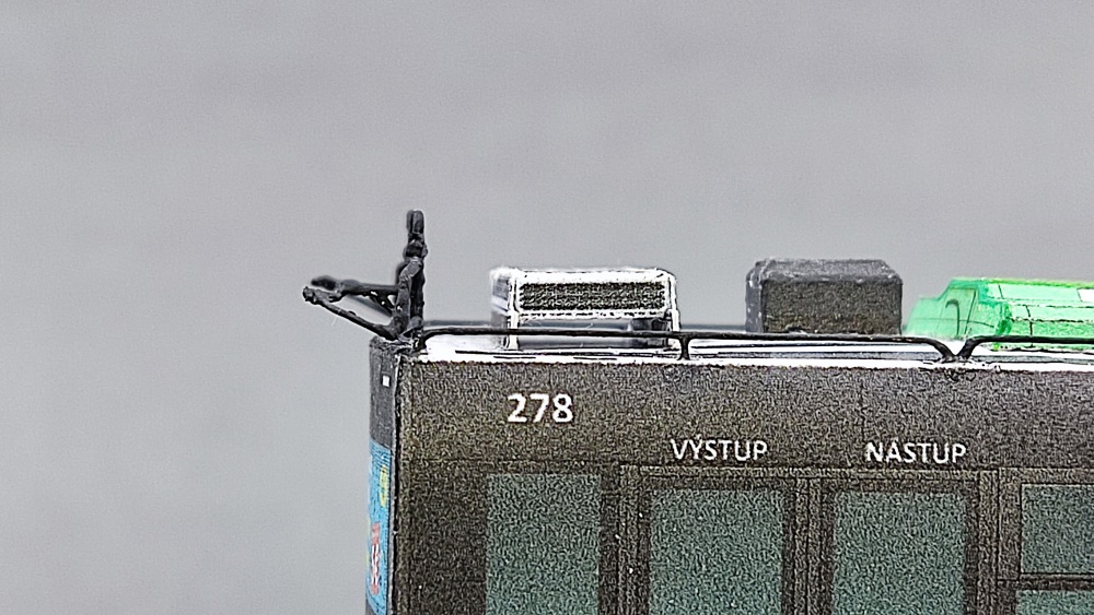 415697