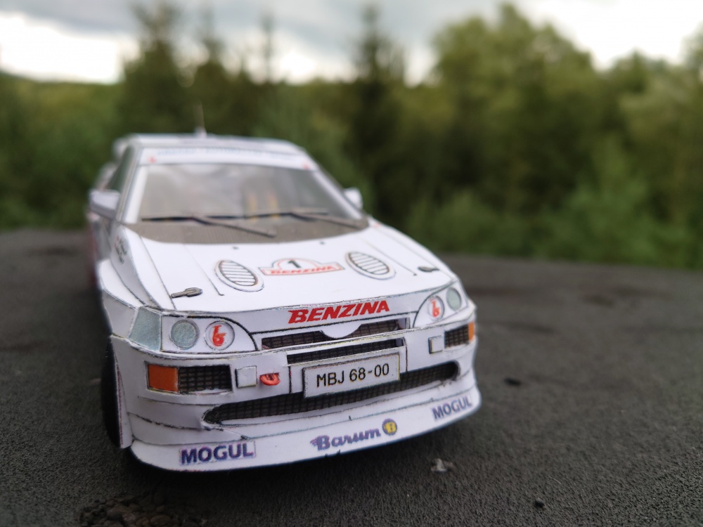 Ford Escord RS Cosworth (Plná velikost v novém okně) Ford Escord RS Cosworth