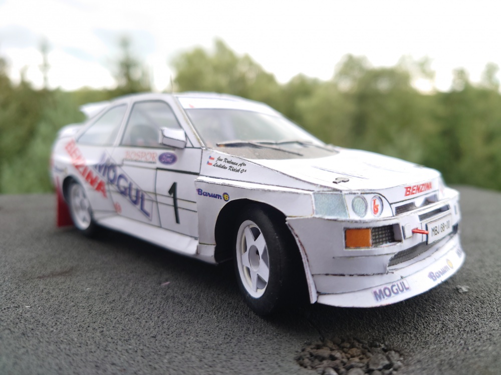 Ford Escord RS Cosworth (Plná velikost v novém okně) Ford Escord RS Cosworth