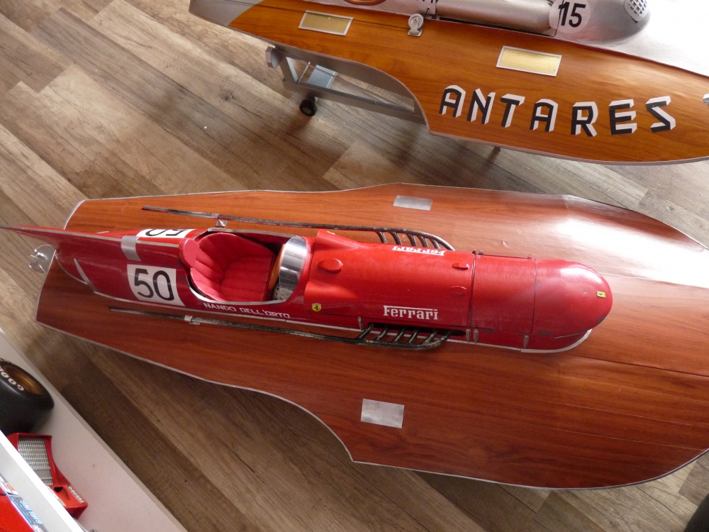 Z�vodn� lod� Ferrari