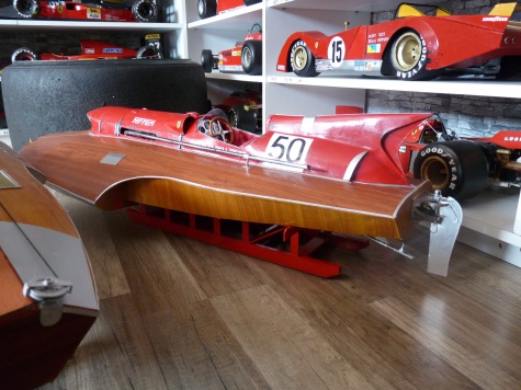 Závodní lodě Ferrari Závodní lodě Ferrari