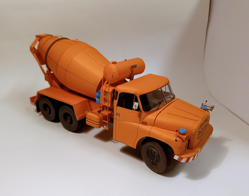 428100