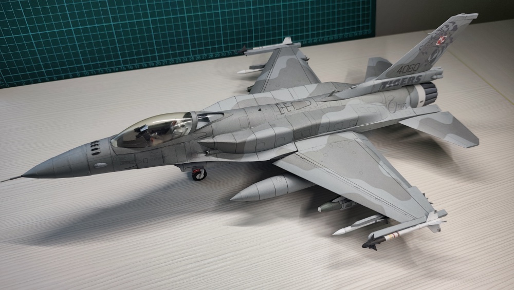 F-16C (Plná velikost v novém okně) F-16C
