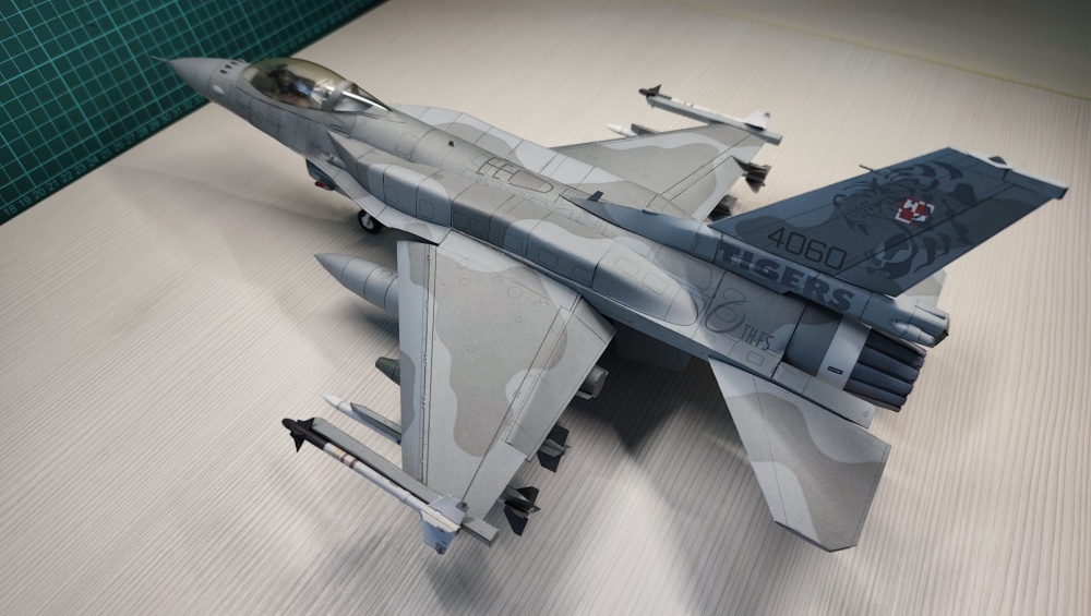F-16C (Plná velikost v novém okně) F-16C