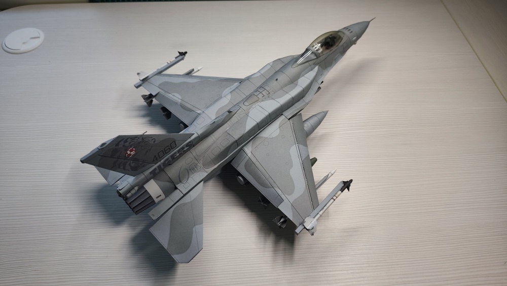 F-16C (Plná velikost v novém okně) F-16C