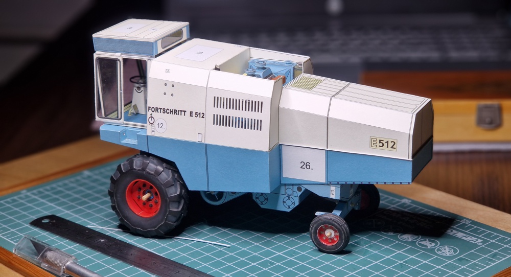 425743