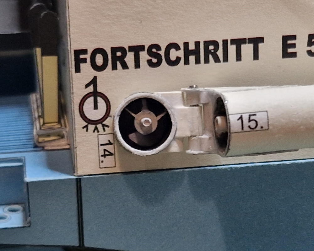 425745