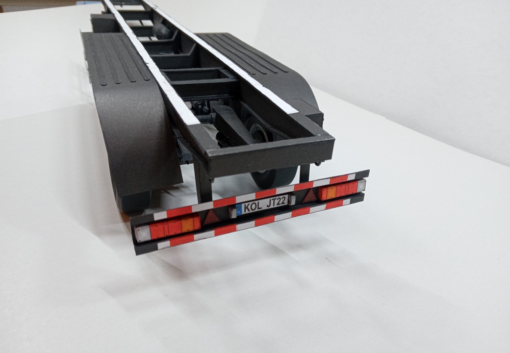 438243