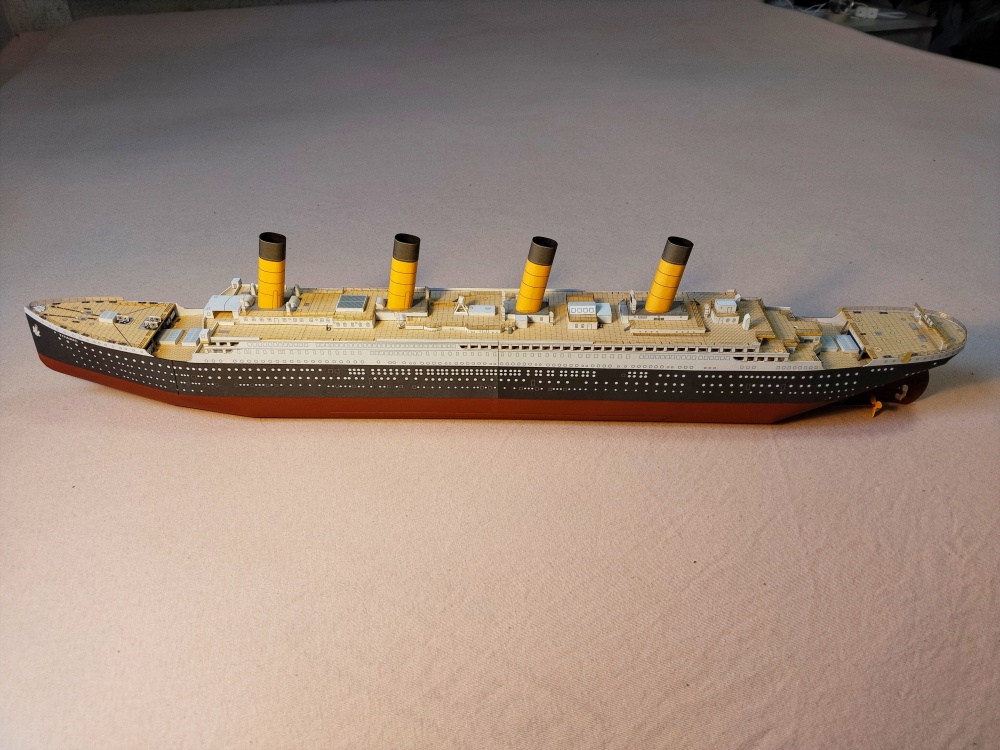 431587