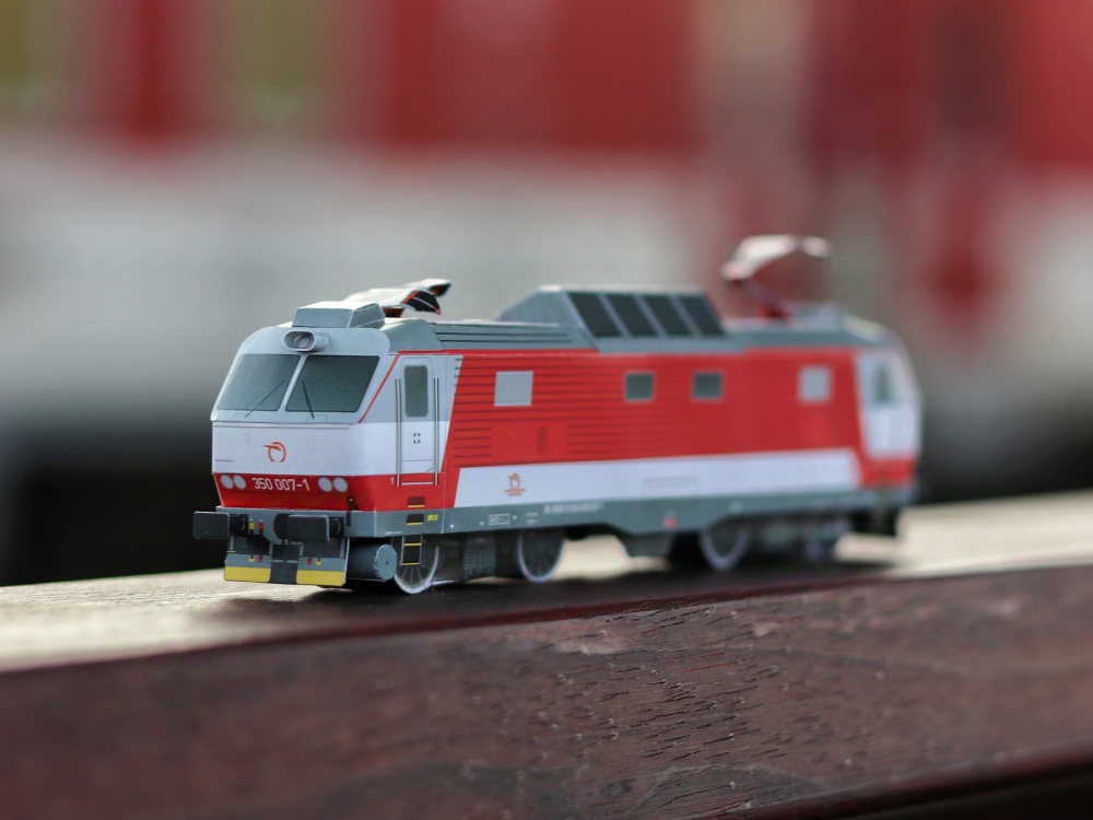 431251