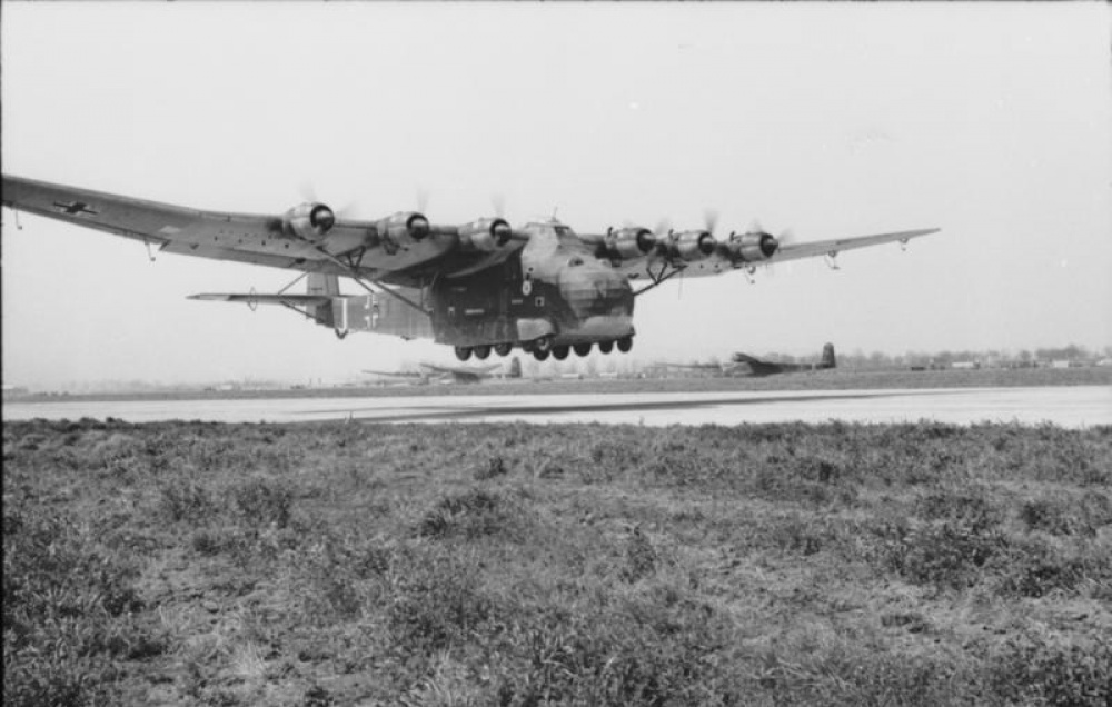 Messerschmitt Me 323 Gigant (Plná velikost v novém okně) Messerschmitt Me 323 Gigant
