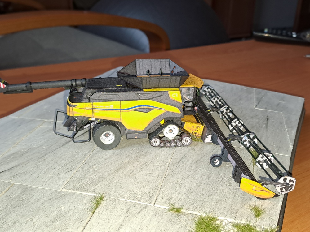 NEW HOLLAND CR11 (Plná velikost v novém okně) NEW HOLLAND CR11