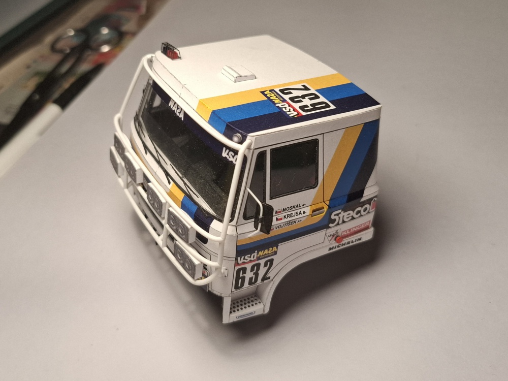 440818