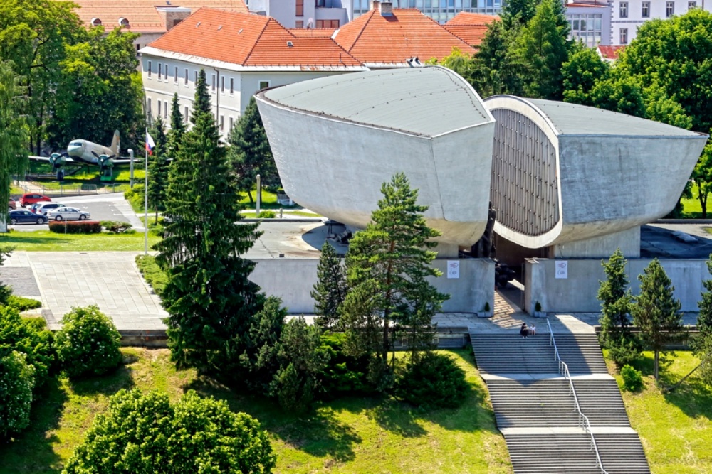 Pamätník a múzeum SNP v Banskej Bystrici (Plná velikost v novém okně) Pamätník a múzeum SNP v Banskej Bystrici