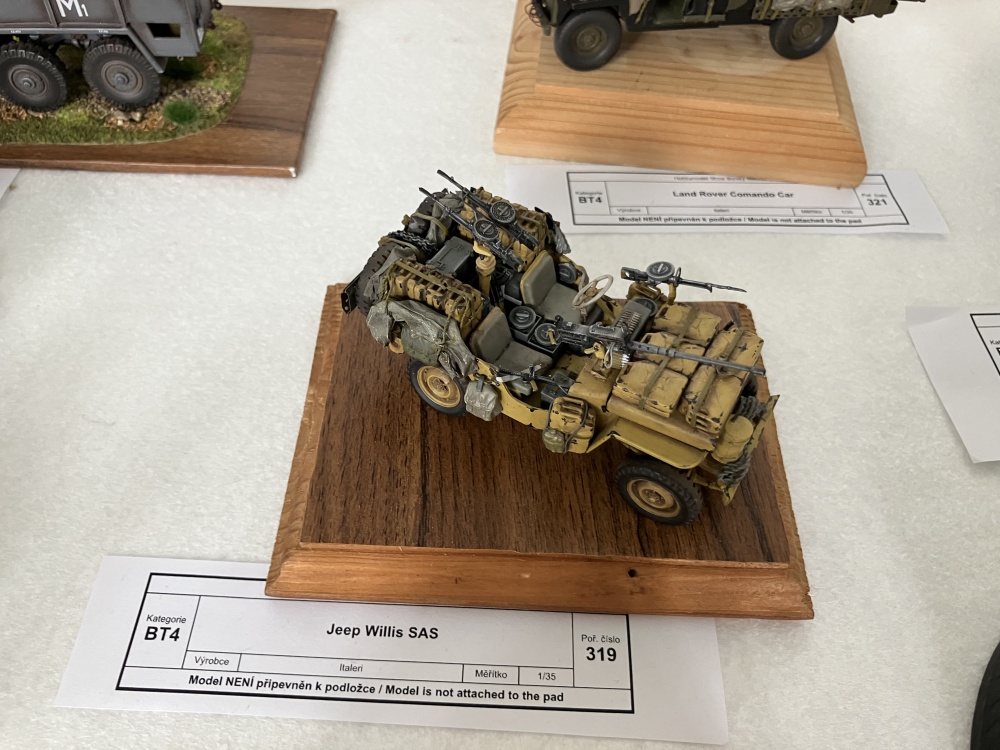 438118