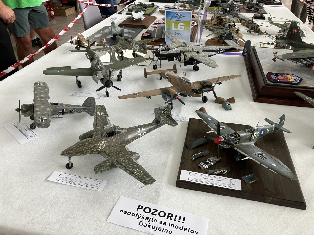 438127