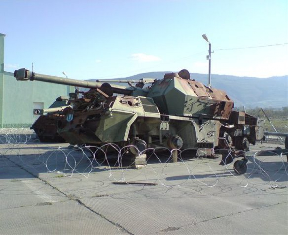 438564