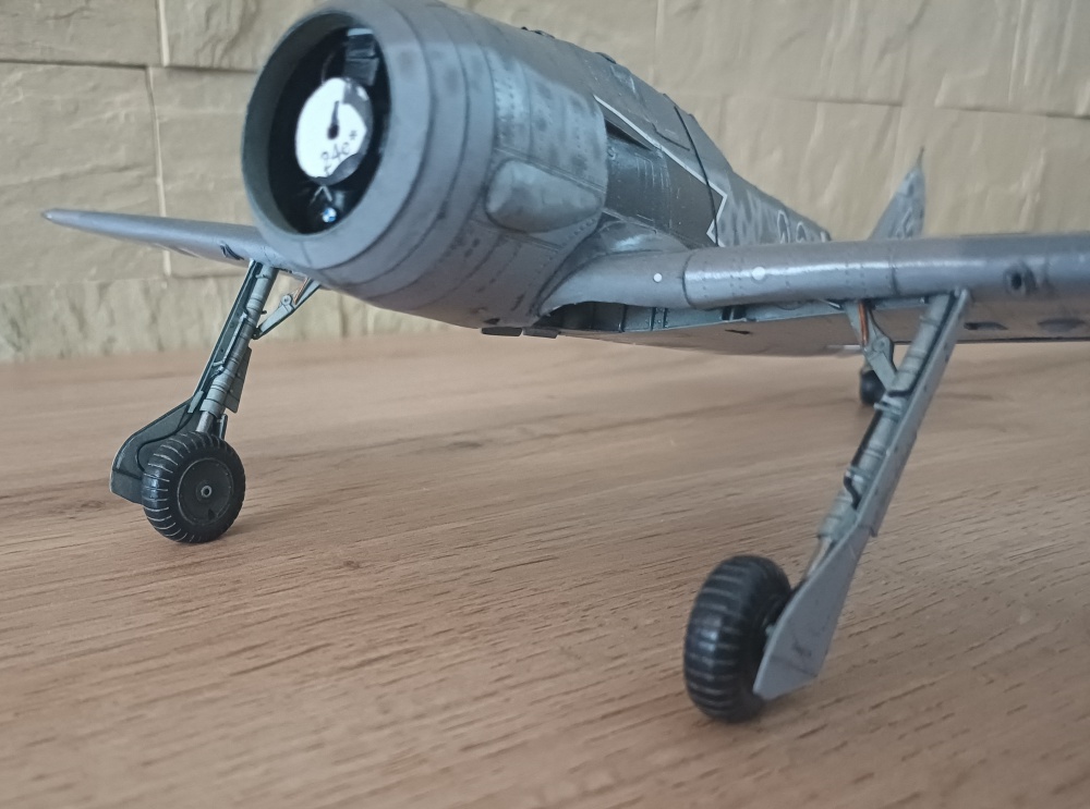 439211