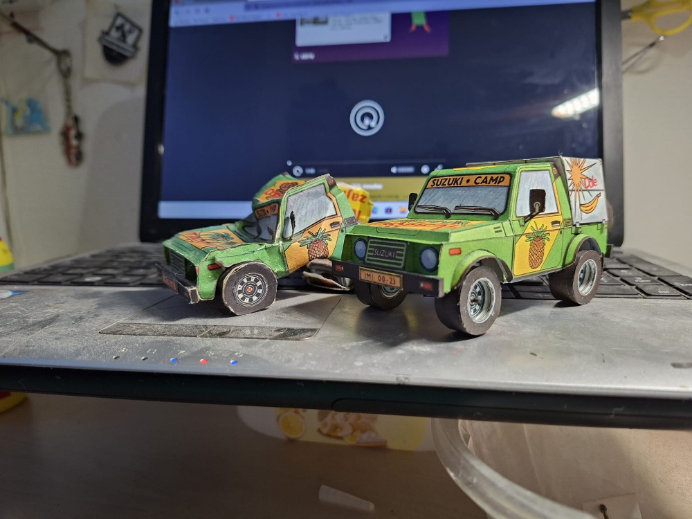 441843