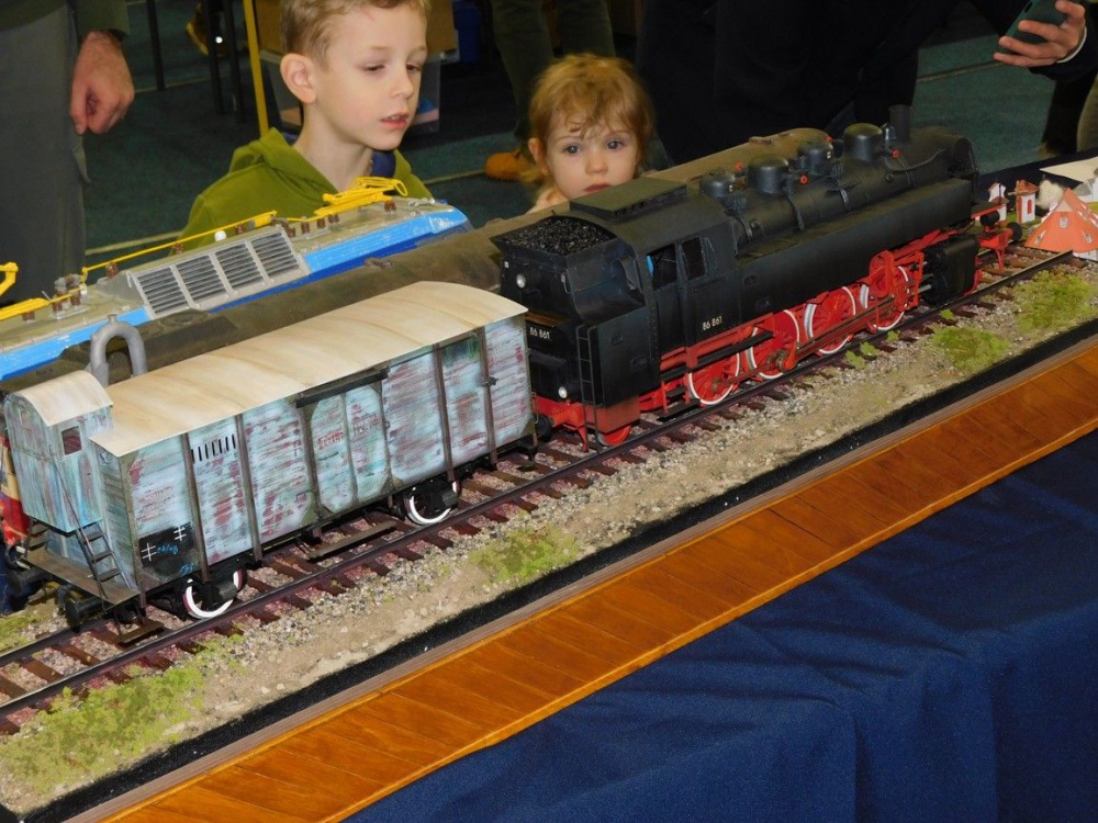 443175