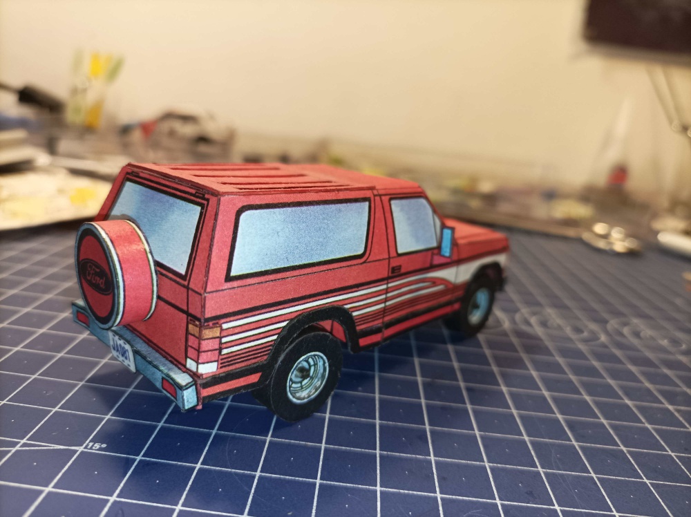 Ford Bronco 4x4 (Plná velikost v novém okně) Ford Bronco 4x4