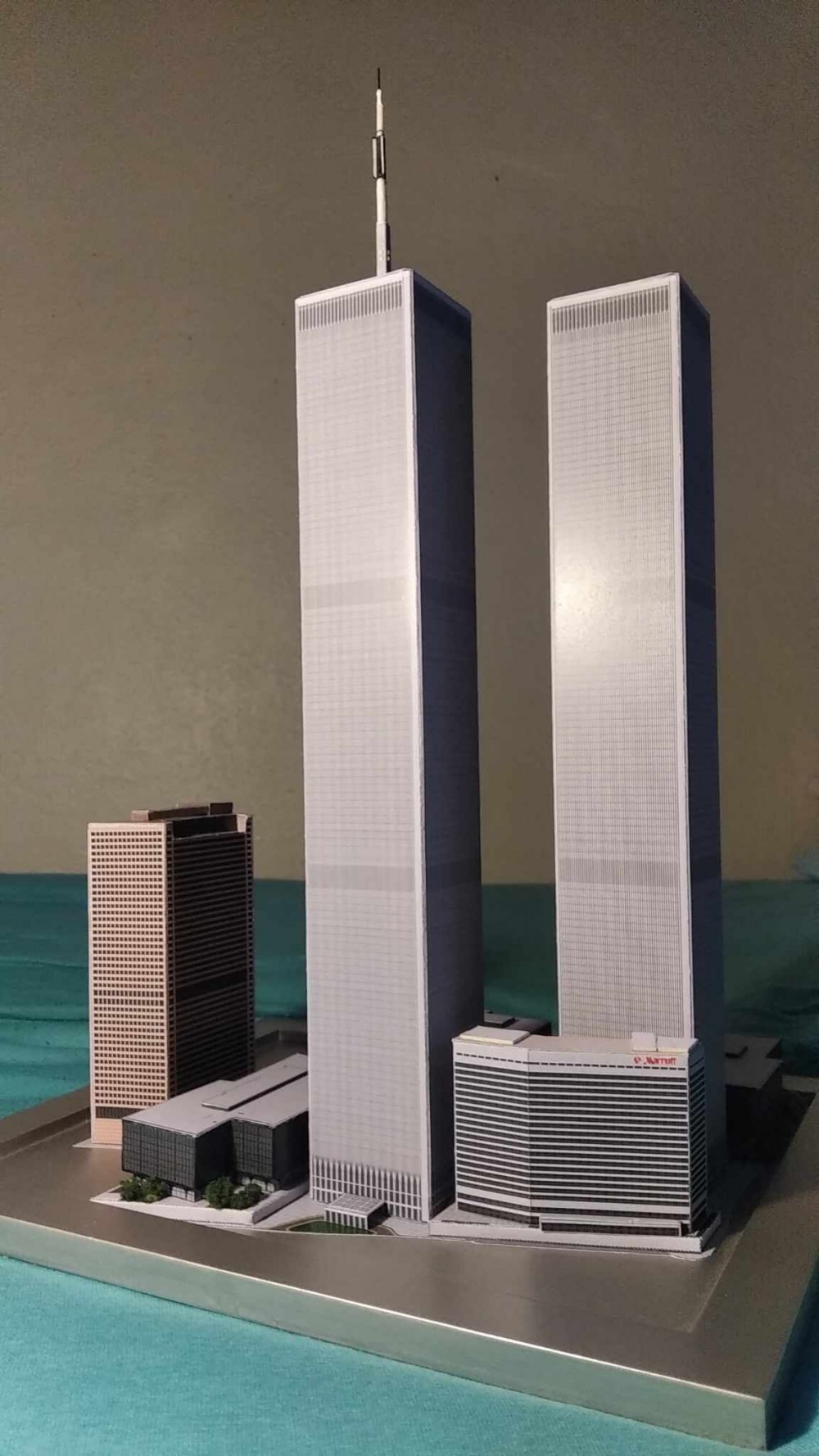 World Trade Center (WTC - Twin Towers) paper model 1:1500 + WTC 7 (Plná velikost v novém okně) World Trade Center (WTC - Twin Towers) paper model 1:1500 + WTC 7