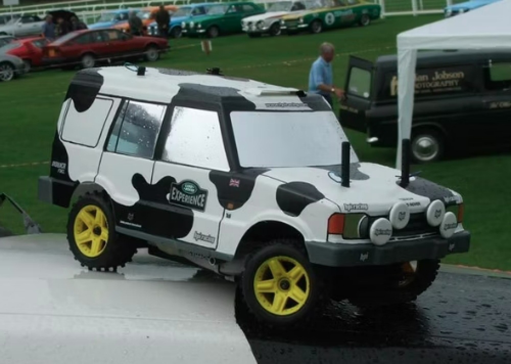 Land Rover - stavba (Plná velikost v novém okně) Land Rover - stavba