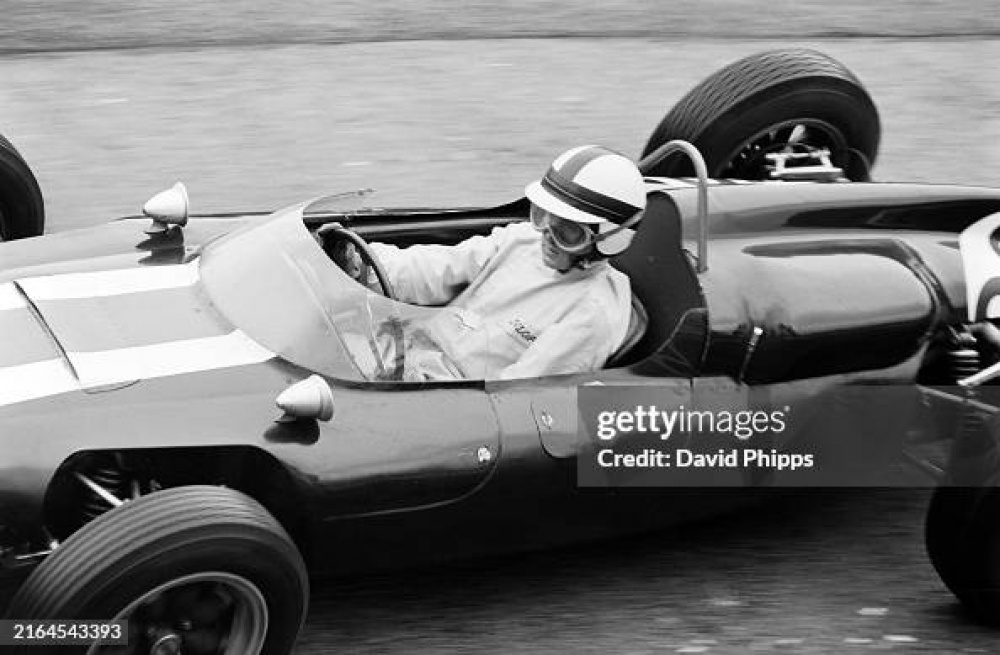 Cooper T53 - Jackie Lewis - GP V. Británie 1962 (Plná velikost v novém okně) Cooper T53 - Jackie Lewis - GP V. Británie 1962