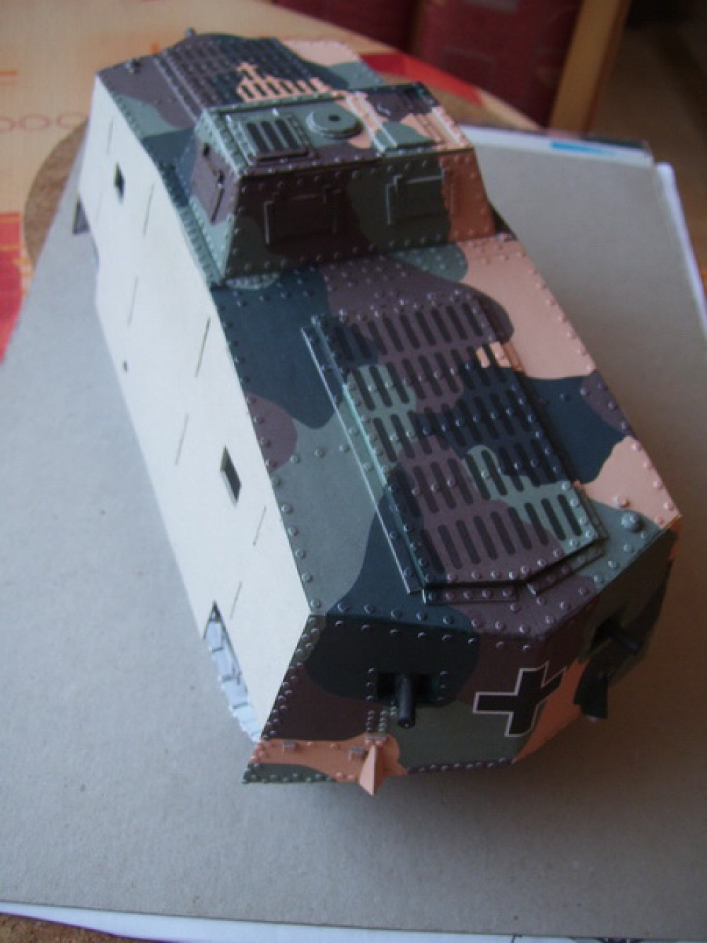 A7V - tank z 1. sv. války (Plná velikost v novém okně) A7V - tank z 1. sv. války