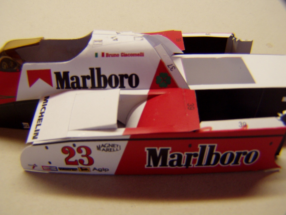 Alfa Romeo 182T, 1982, B. Giacomelli (Plná velikost v novém okně) Alfa Romeo 182T, 1982, B. Giacomelli