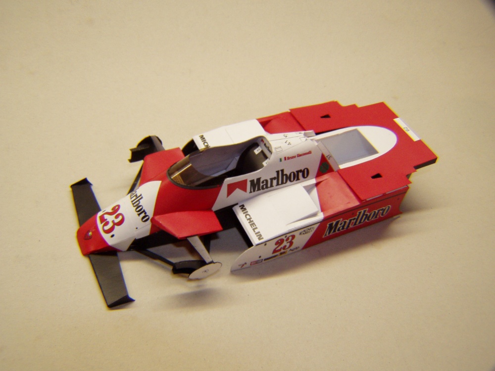 Alfa Romeo 182T, 1982, B. Giacomelli (Plná velikost v novém okně) Alfa Romeo 182T, 1982, B. Giacomelli